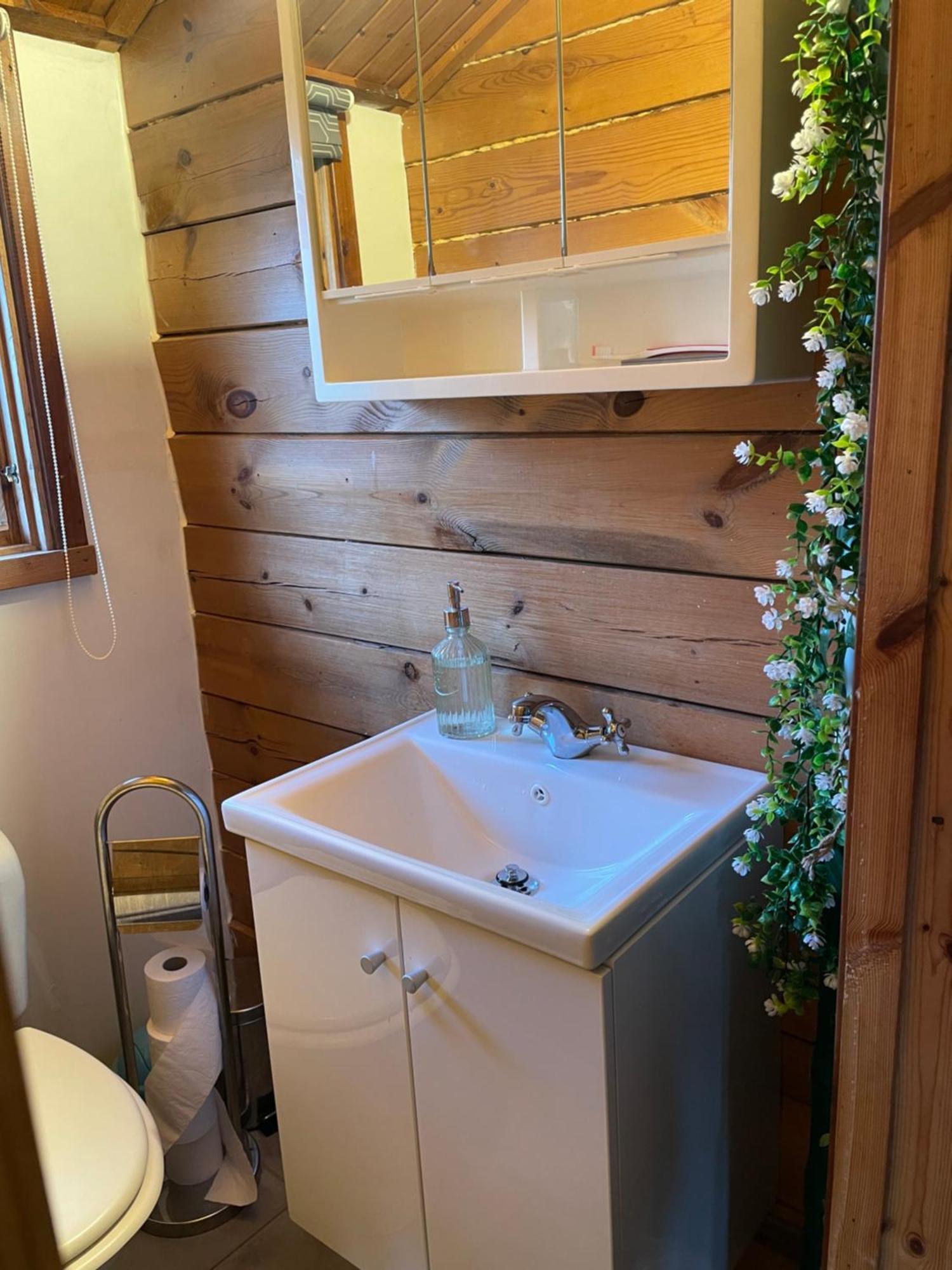 Undenäs Three Rooms Stuga I Stugby Near National Park מראה חיצוני תמונה
